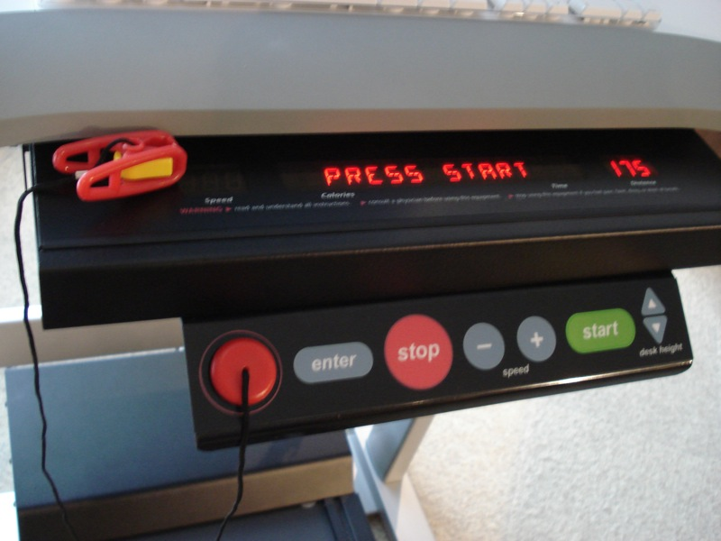 Illustration for article titled Hands (and Feet) On the Steelcase Walkstation (Video)